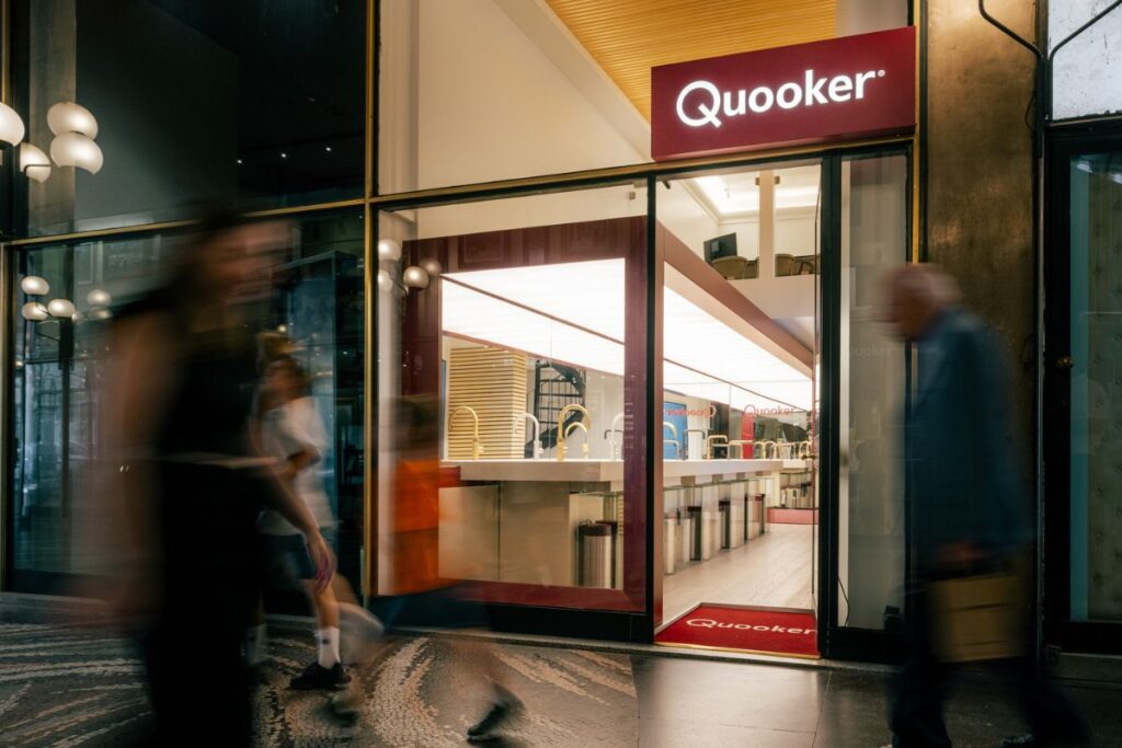 Ingresso dello showroom Quooker con insegna luminosa