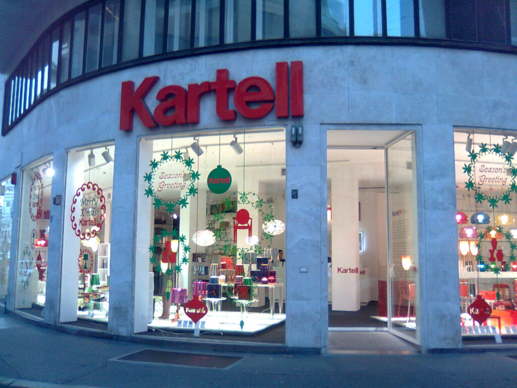 Vetrina di uno showroom Kartell con lampade e arredi colorati