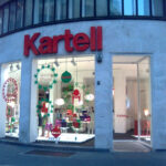 Vetrina di uno showroom Kartell con lampade e arredi colorati