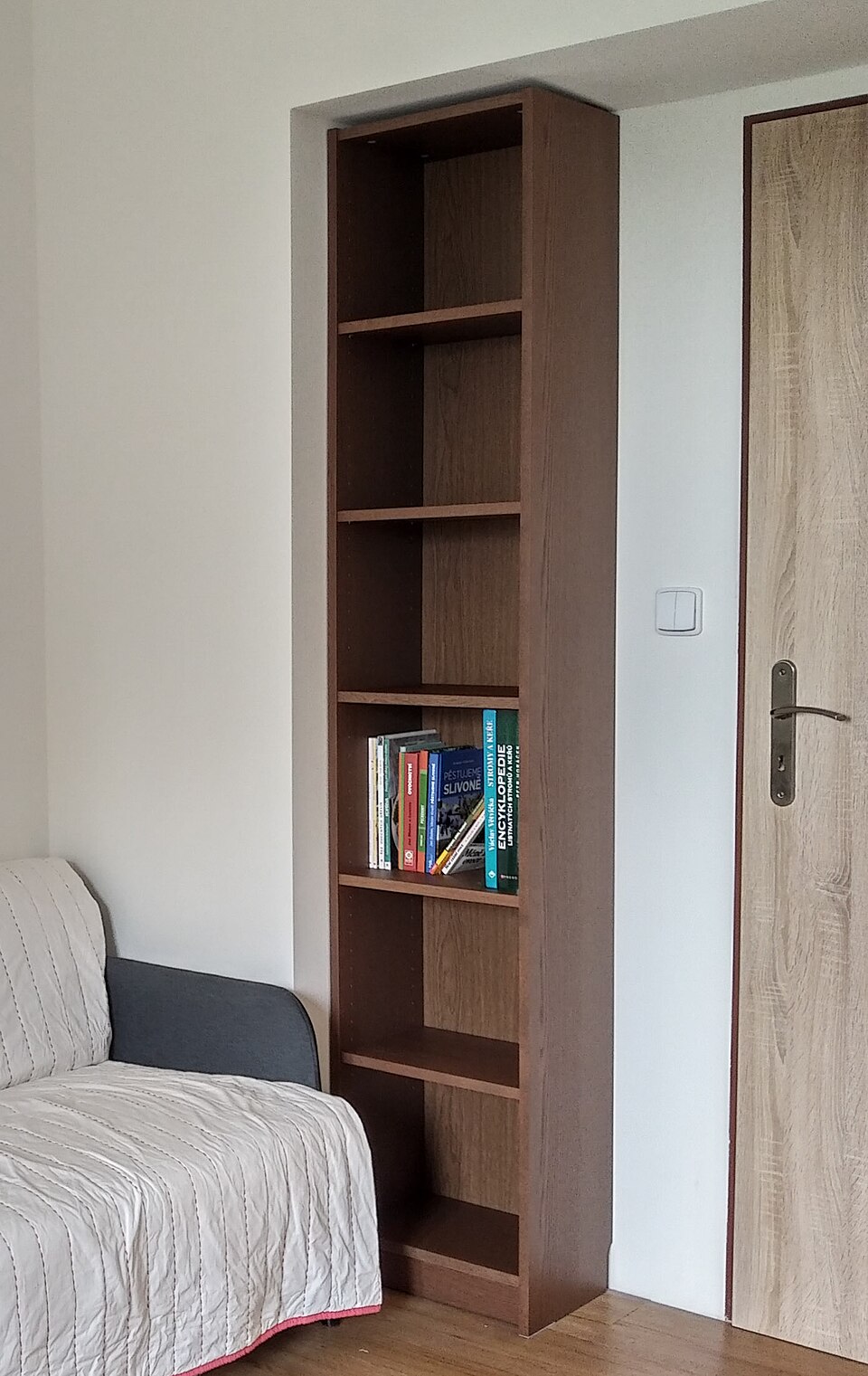 Libreria BILLY IKEA stretta in finitura marrone scuro