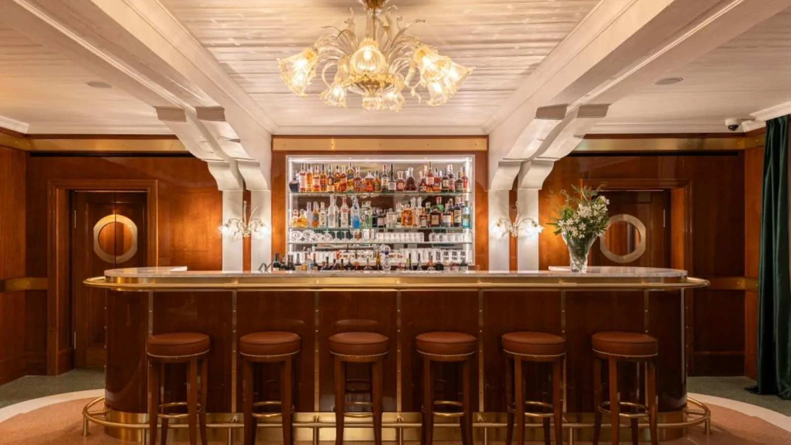 Bar della Locanda Cipriani a Torcello con bancone in legno e lampade sferiche