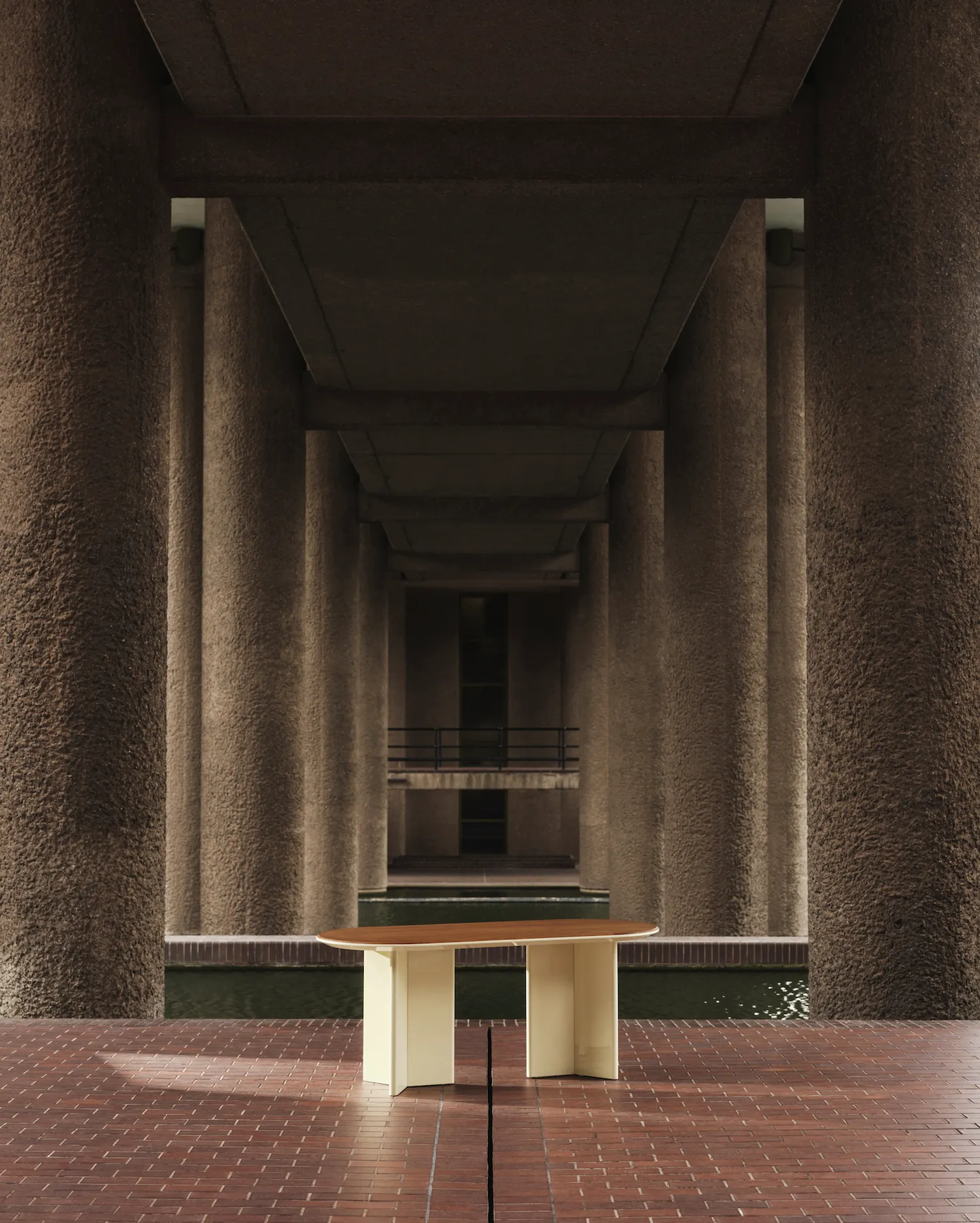 Tavolo della collezione MADE x Barbican fotografato tra le colonne del complesso