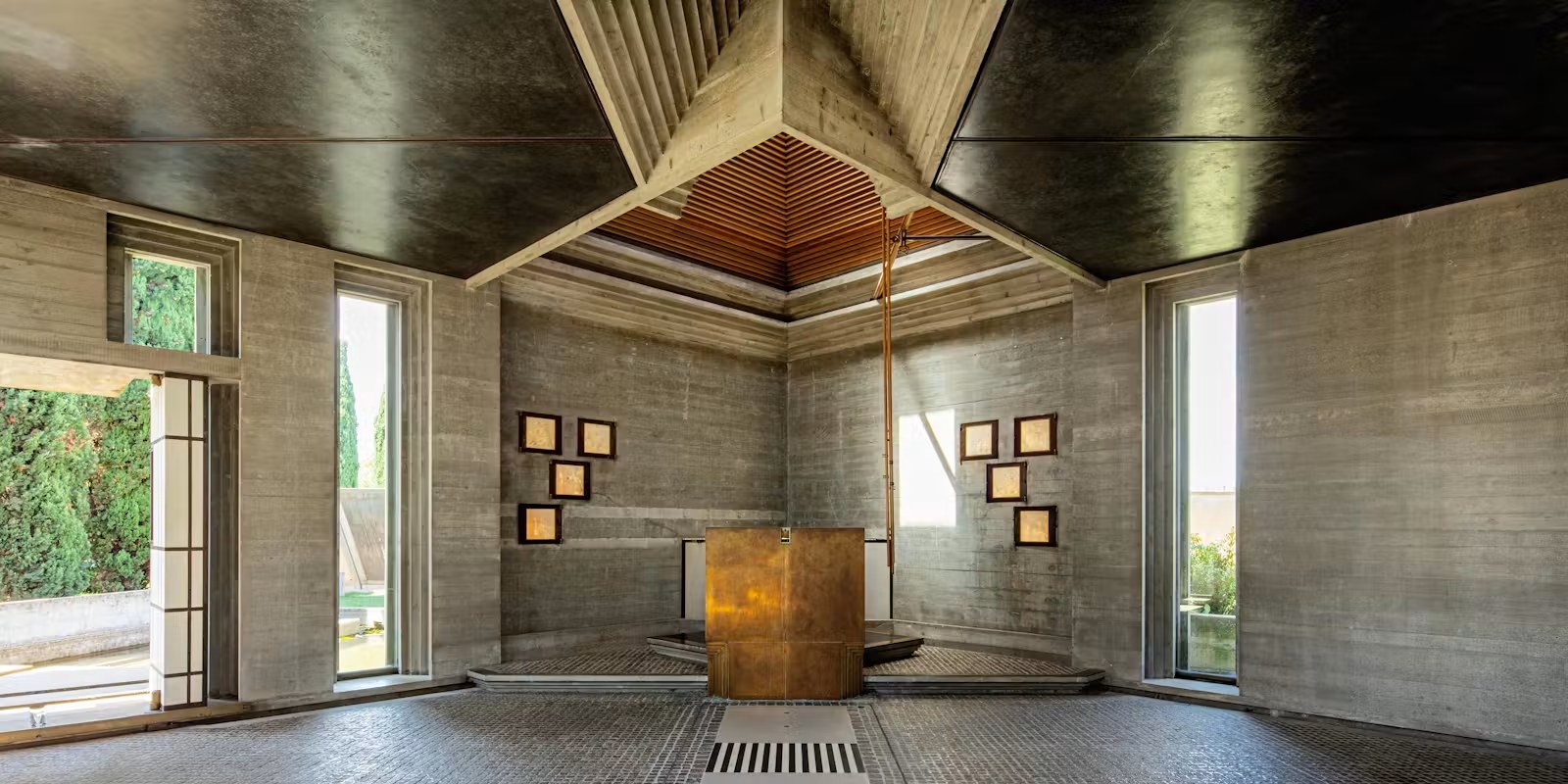 Interno della cappella del Memoriale Brion di Carlo Scarpa