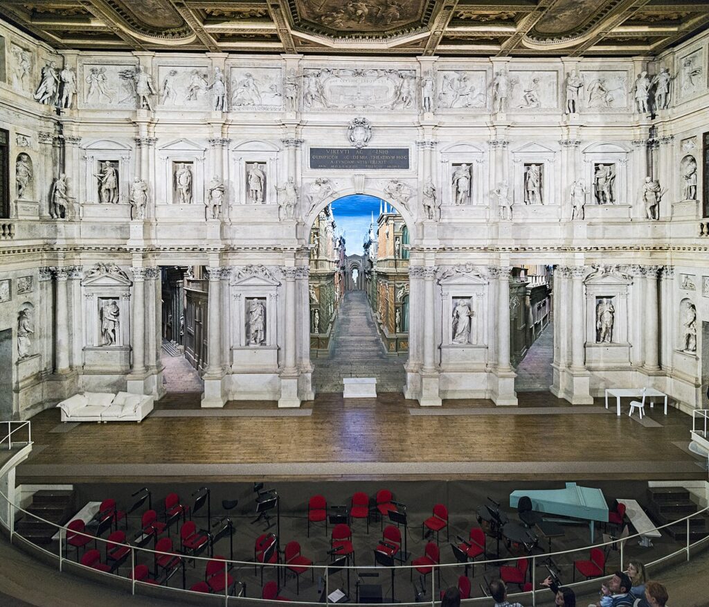 Scena del Teatro Olimpico di Vicenza con le prospettive della città ideale
