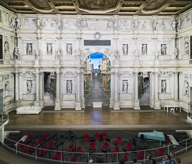 Scena del Teatro Olimpico di Vicenza con le prospettive della città ideale
