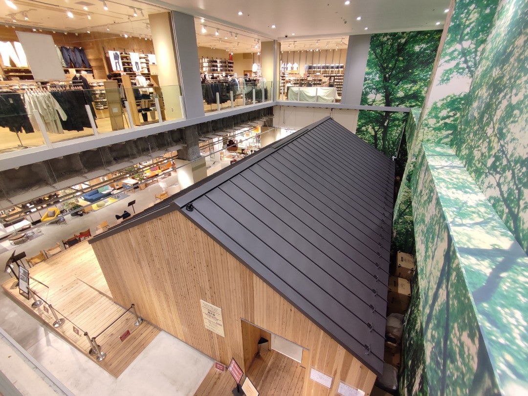 Casa modello in legno all’interno del negozio MUJI Tokyo Ariake
