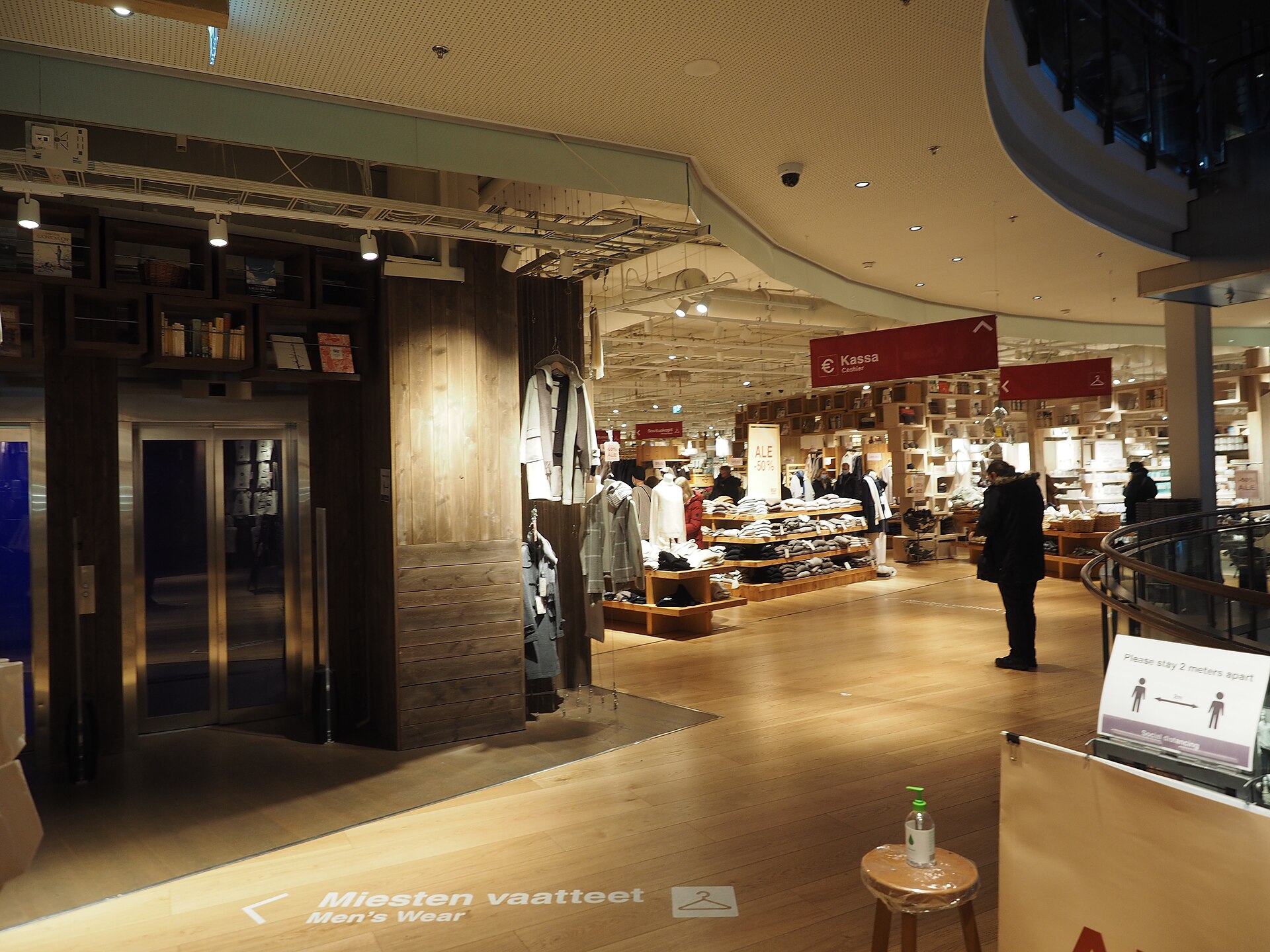 Interno di un negozio MUJI con arredi in legno e prodotti ordinati per categoria