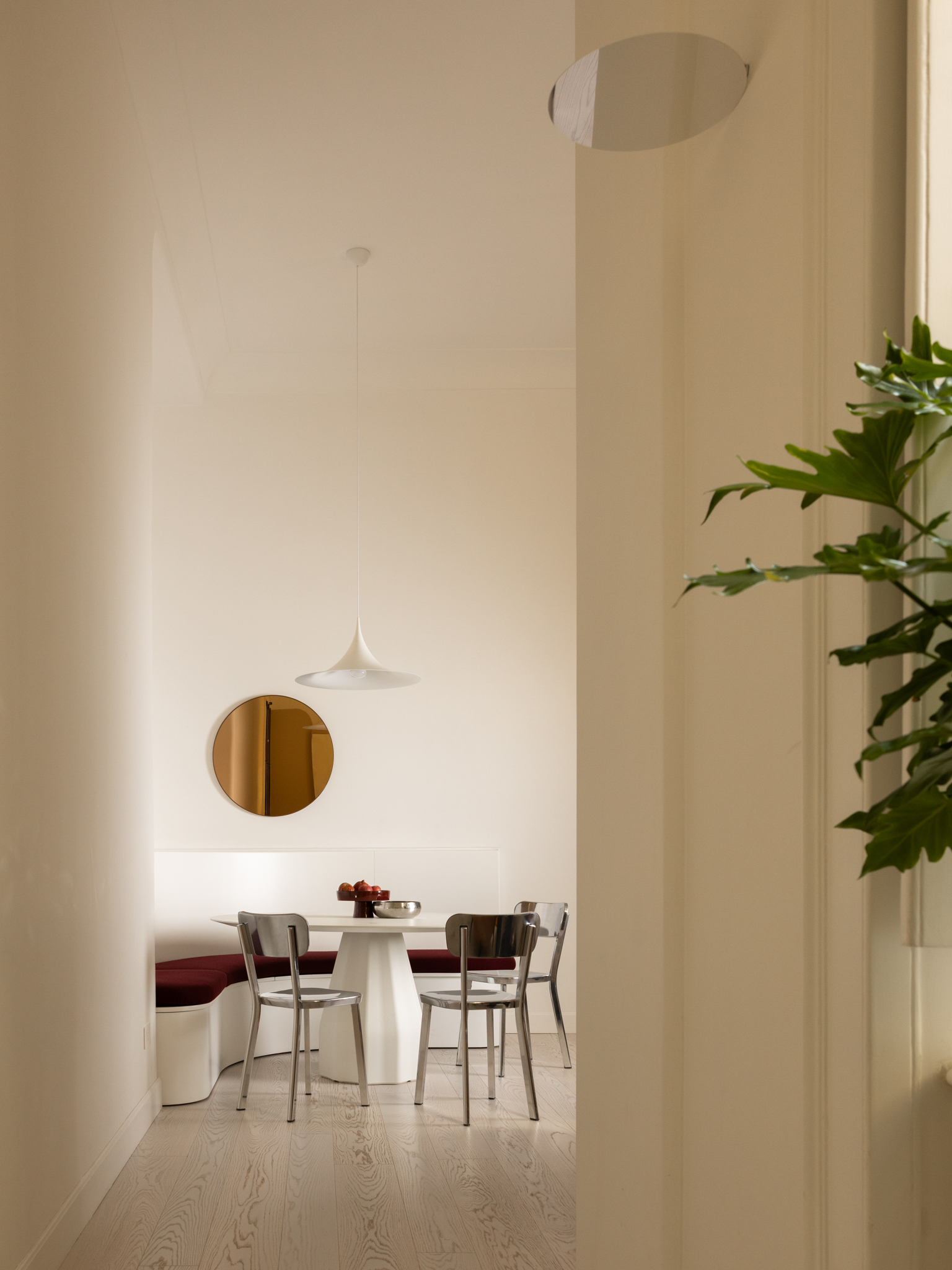 Interni di Casa Albedo a Napoli progettata da Paola Sola per valorizzare e distribuire la luce naturale