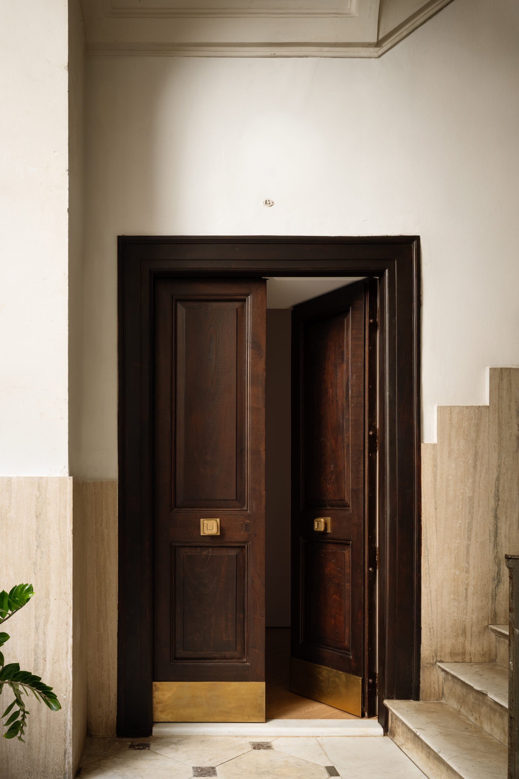 Interni di Casa Iolascon a Napoli progettata da LabiaDesign tra rovere, verde mare e doppia altezza