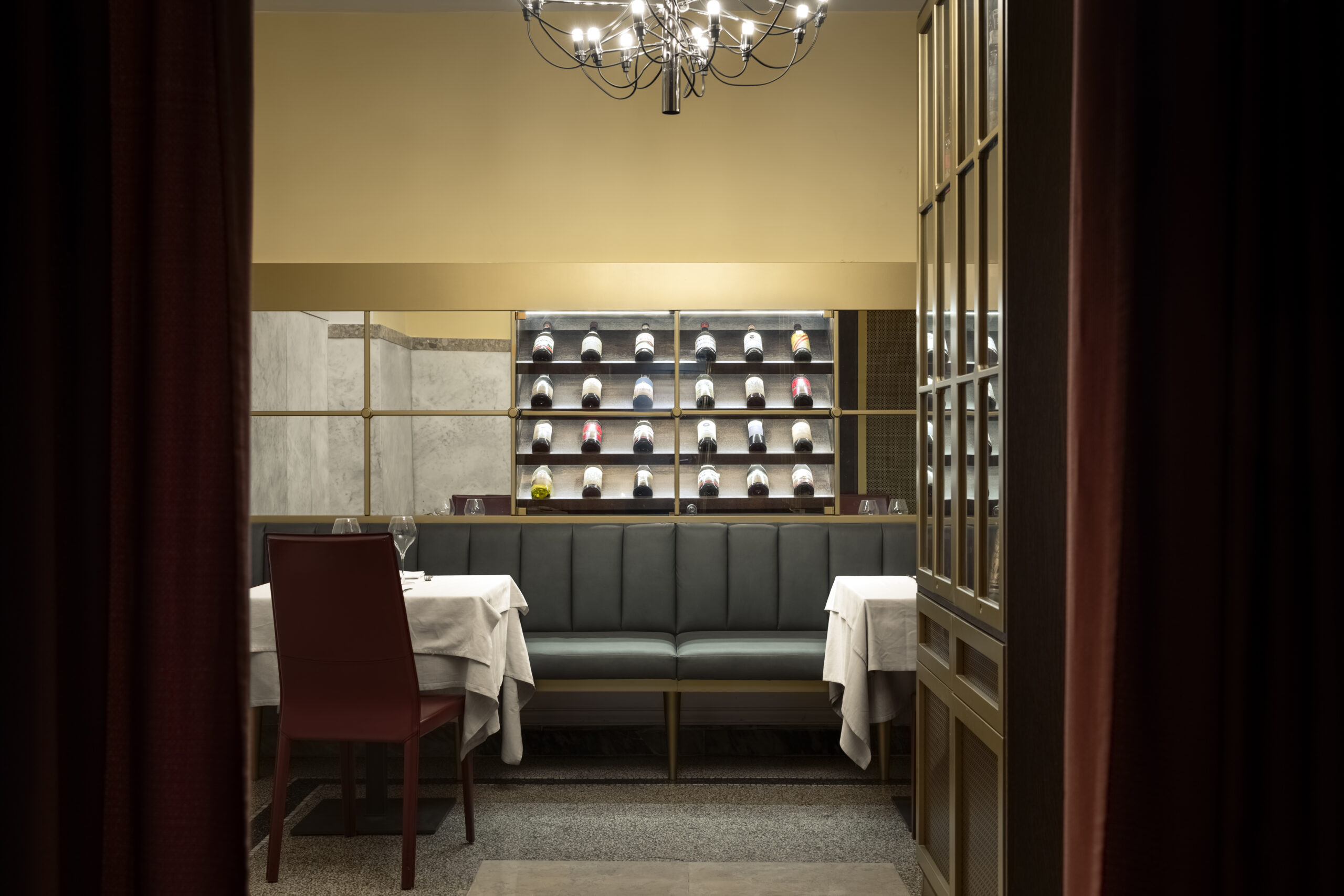 Interni del Ristorante Umberto 2 a Napoli con arredi su misura, ottone, legno e marmi