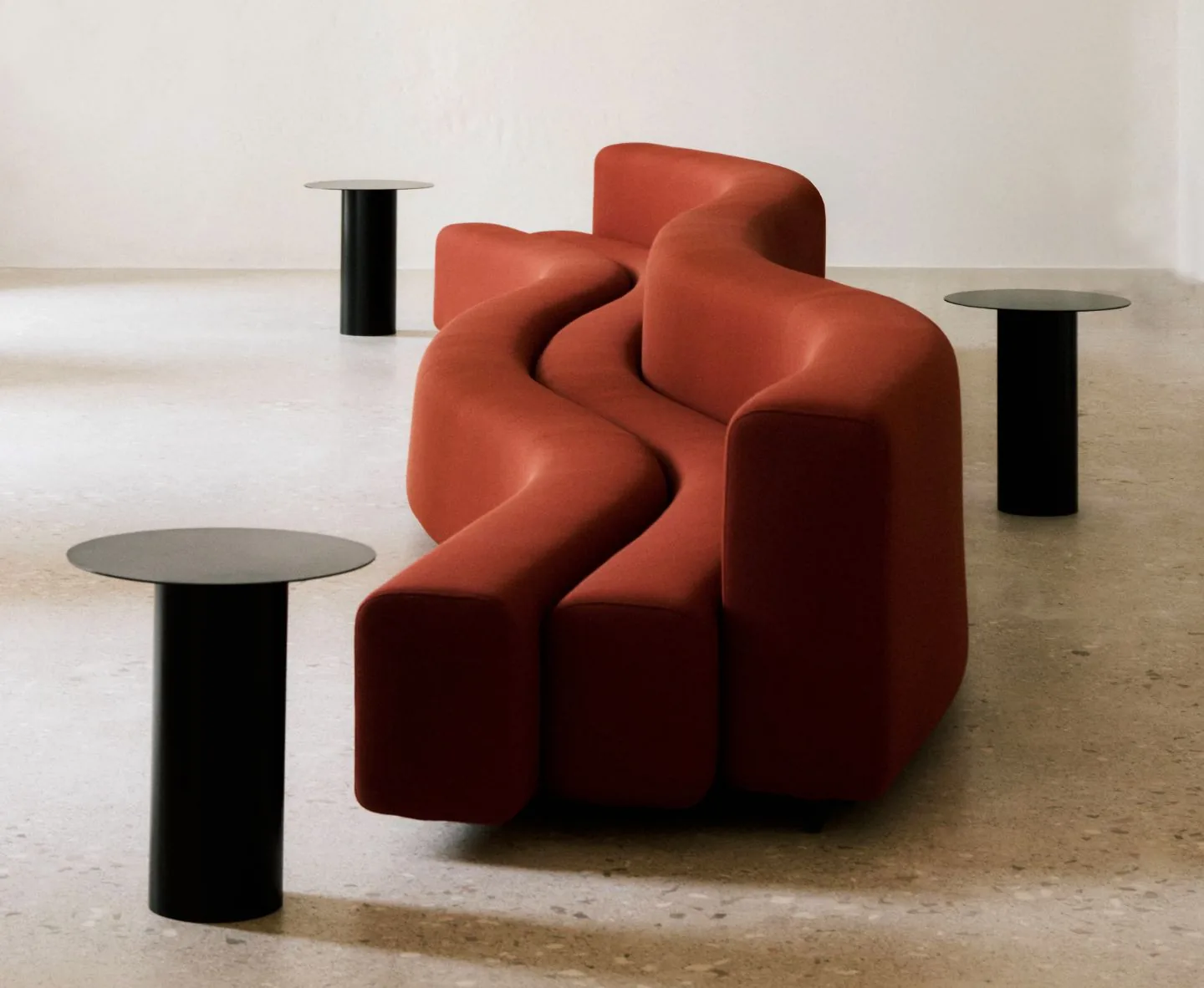 Poltrona scultorea rossa in una sala di Palazzo Daniele
