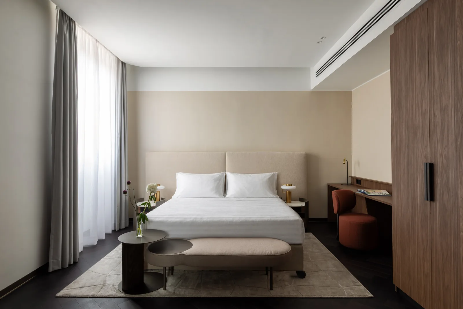 Junior suite di Palazzo Firenze con zona soggiorno e arredi su misura