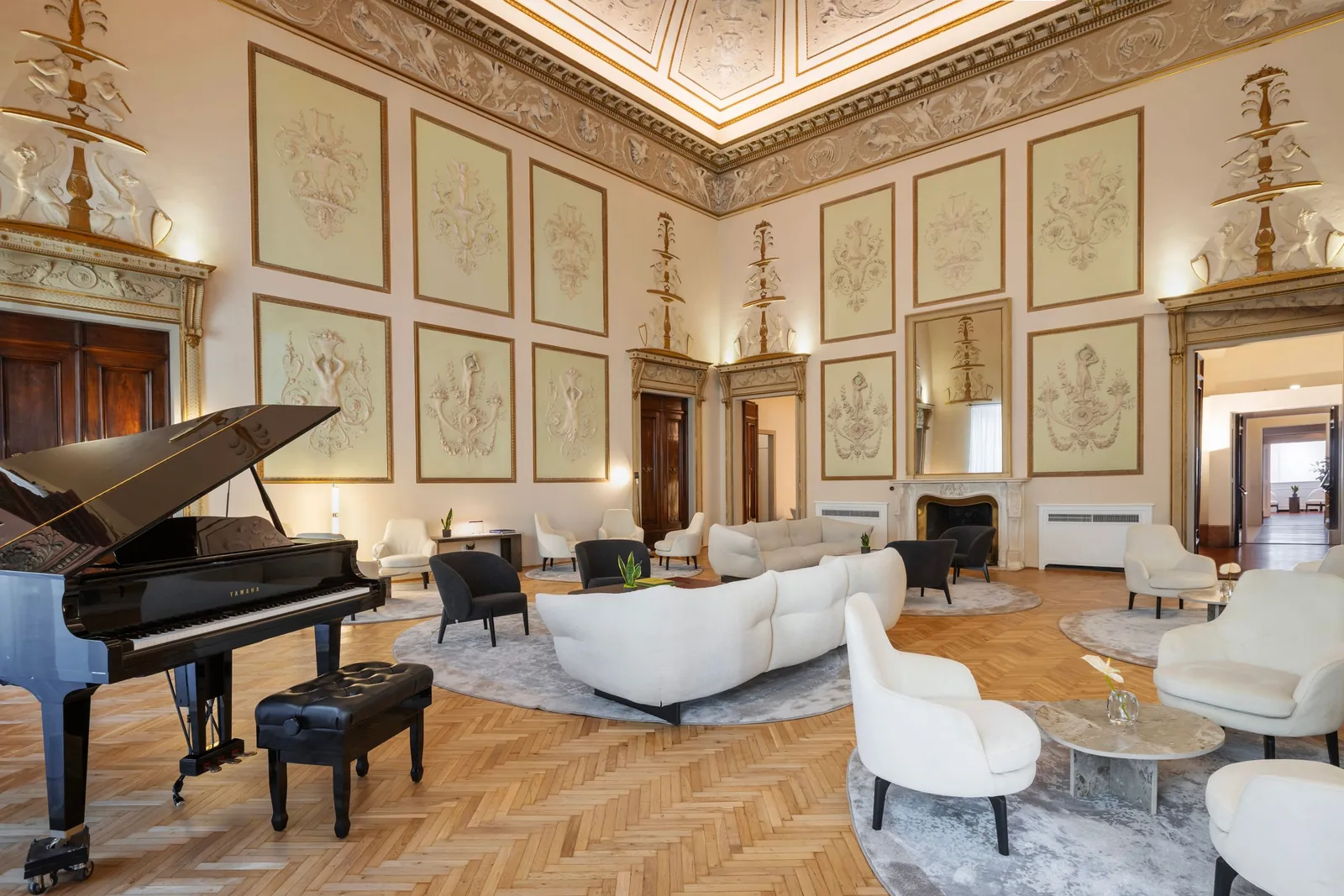 Sala della Musica di Palazzo Firenze con pianoforte, stucchi storici e arredi contemporanei