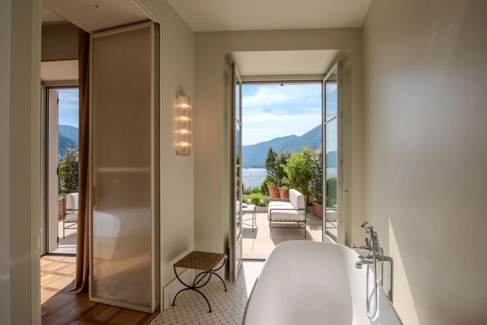 Suite di Palazzo Genazzini a Bellagio aperta verso una terrazza sul lago