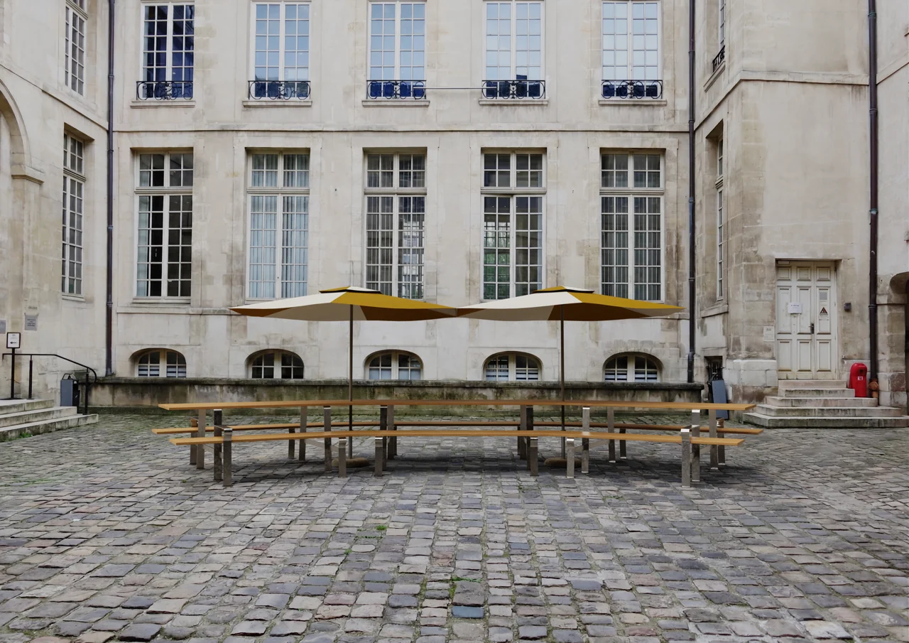 Visual di PICNIC con tavolo curvo, panche e ombrelloni nel cortile in pietra dell’Hôtel d’Albret a Parigi