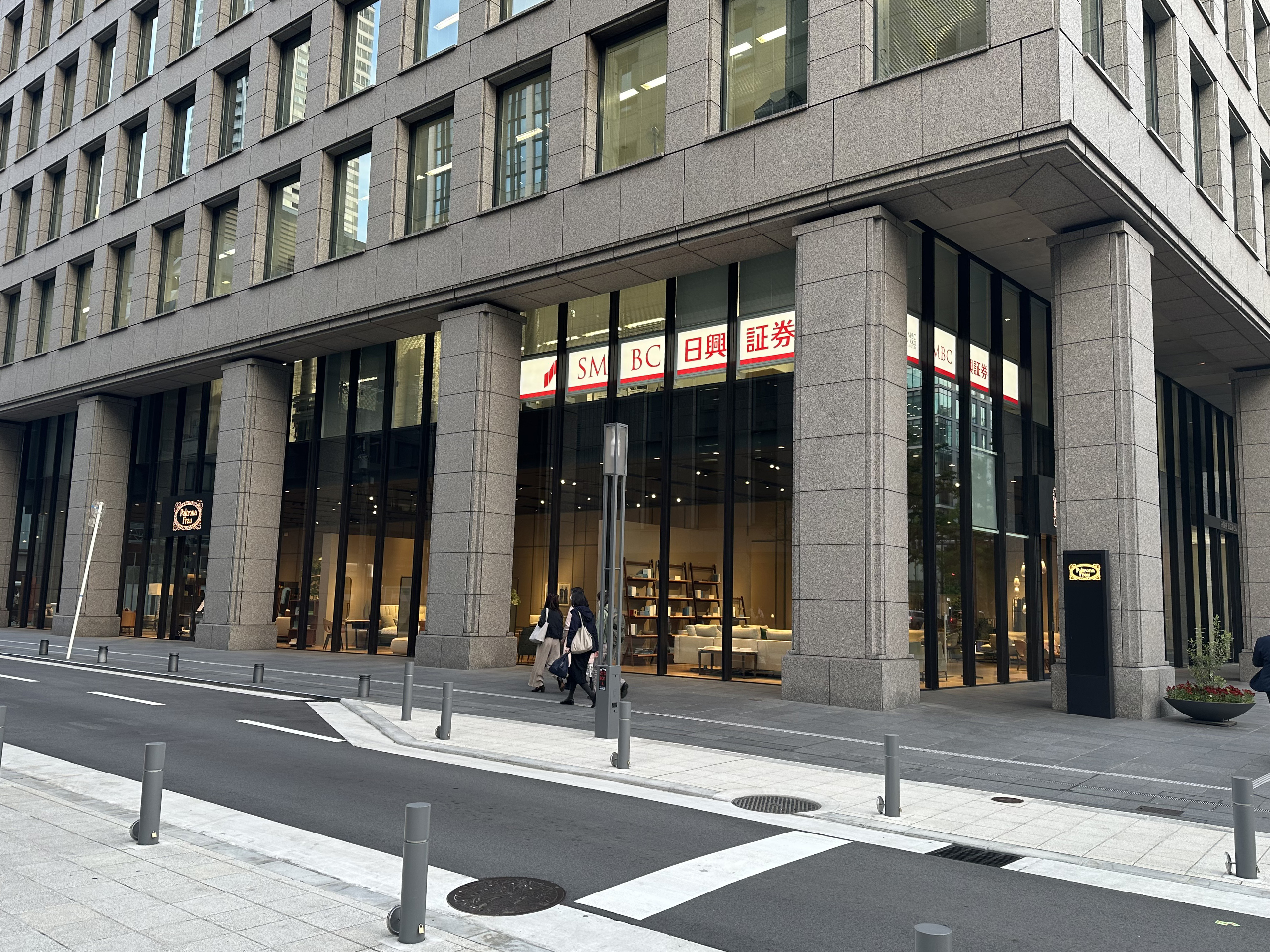 Showroom Poltrona Frau a Osaka con arredi esposti