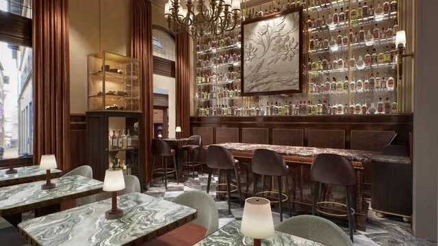 Bistrot del Porta Rossa Hotel Firenze con bancone in legno e parete decorata