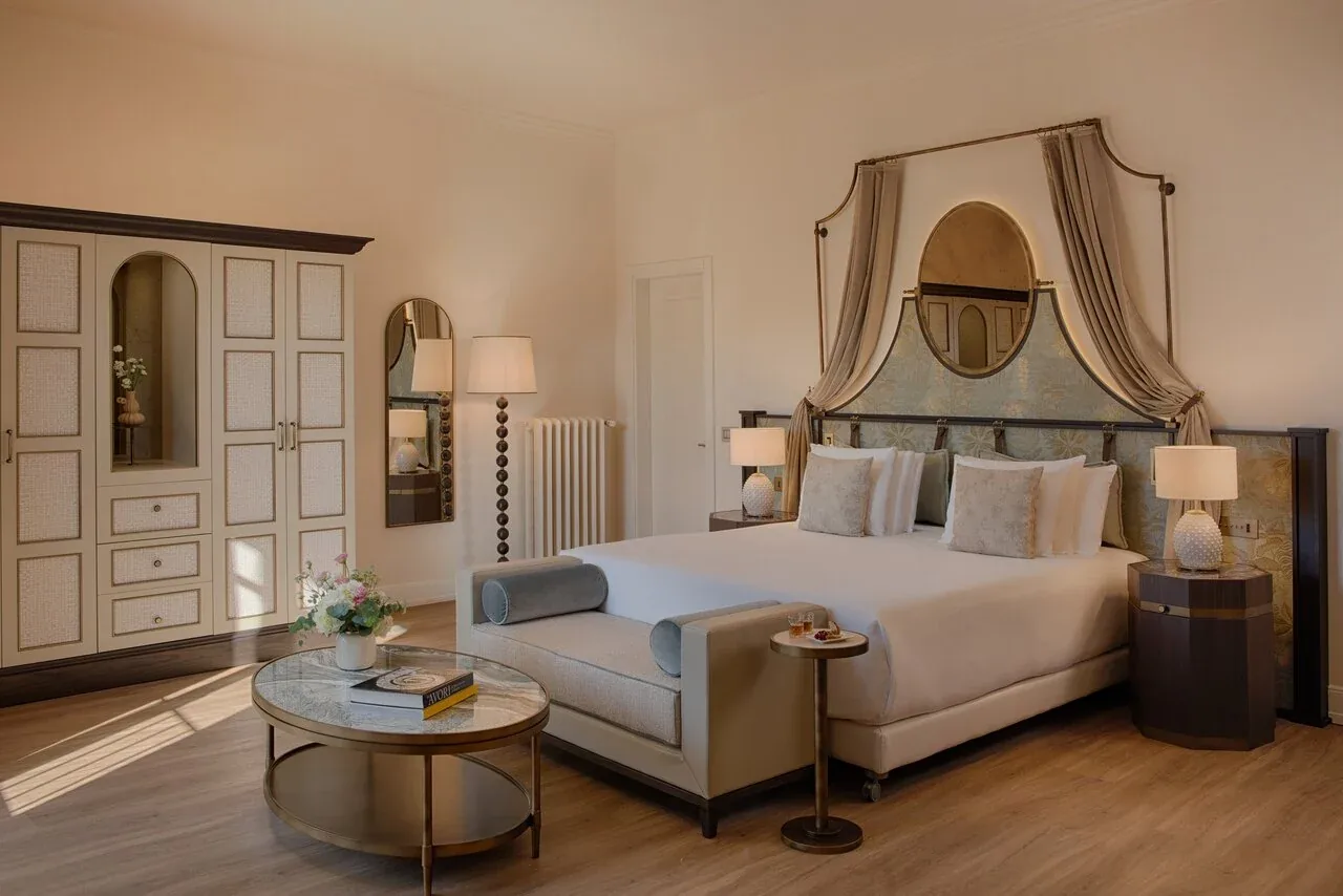 Junior suite del Porta Rossa Hotel Firenze con letto a baldacchino e pareti affrescate