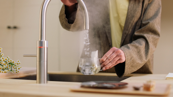 Rubinetto Quooker Fusion durante l’erogazione dell’acqua bollente