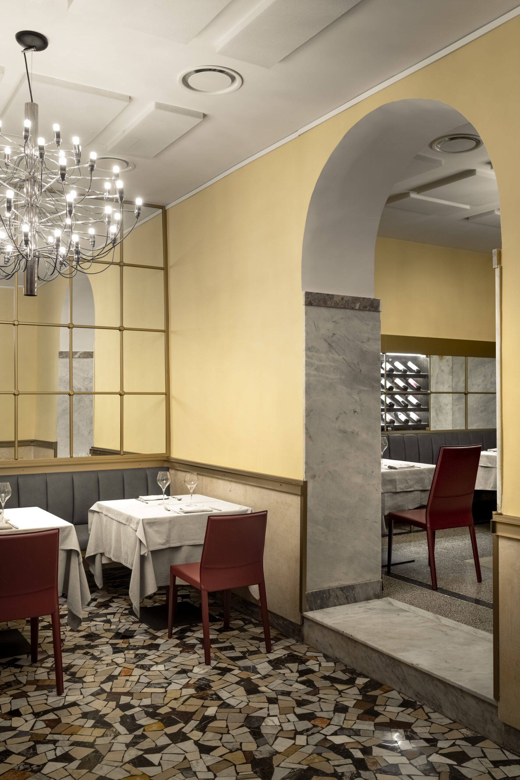 Sala del Ristorante Umberto 2 a Napoli progettata da IN-NOVA Studio con archi, specchiere e marmi policromi