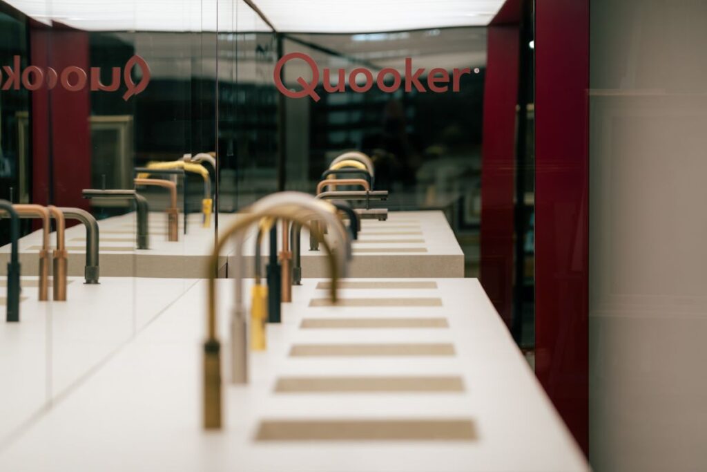 Rubinetti Quooker esposti in showroom con logo