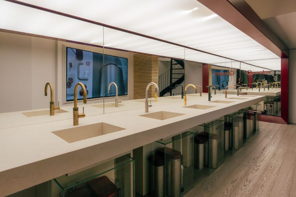 Showroom Quooker con rubinetti esposti sul bancone