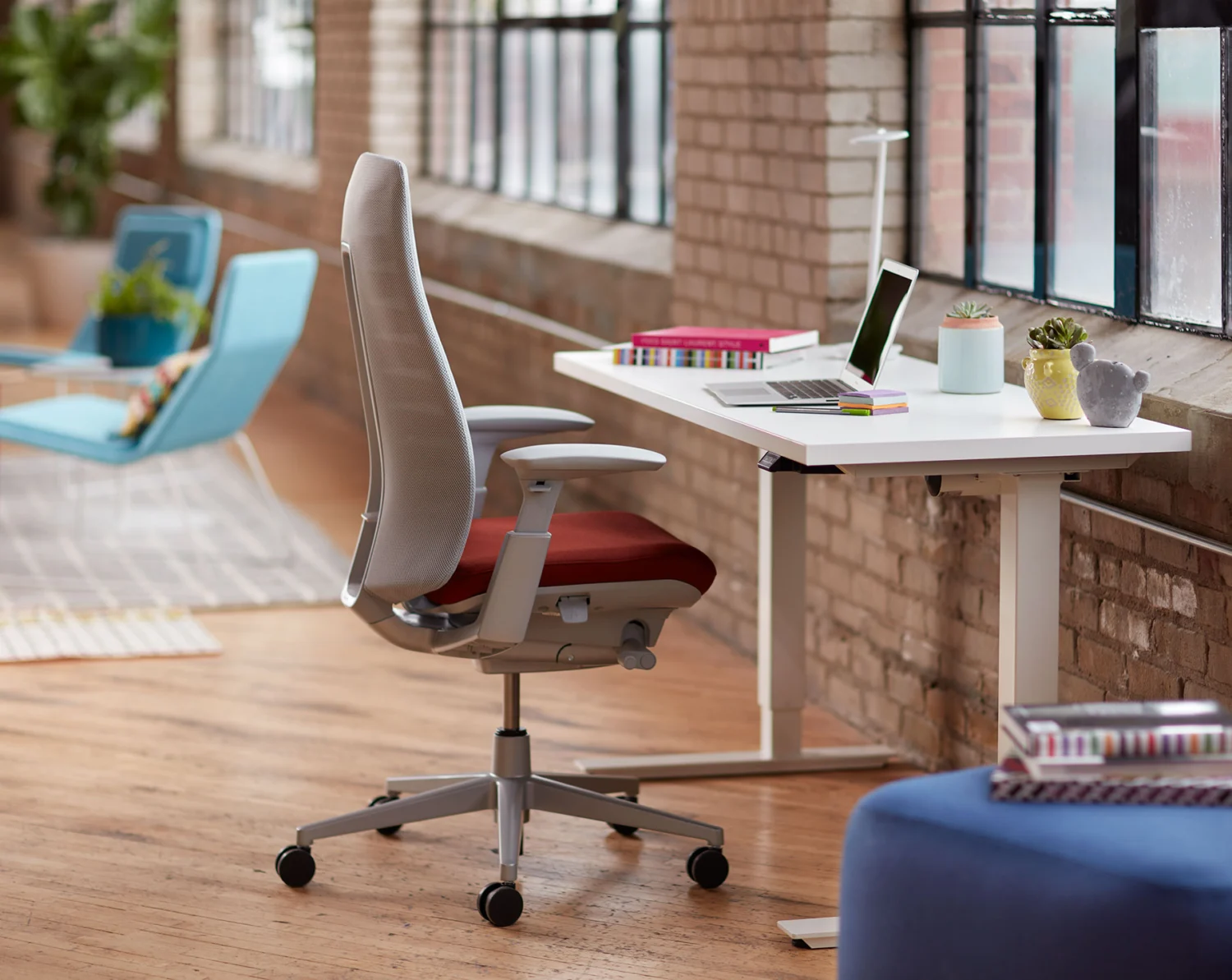 Sedia Fern di Haworth con schienale a struttura flessibile in un ufficio open space