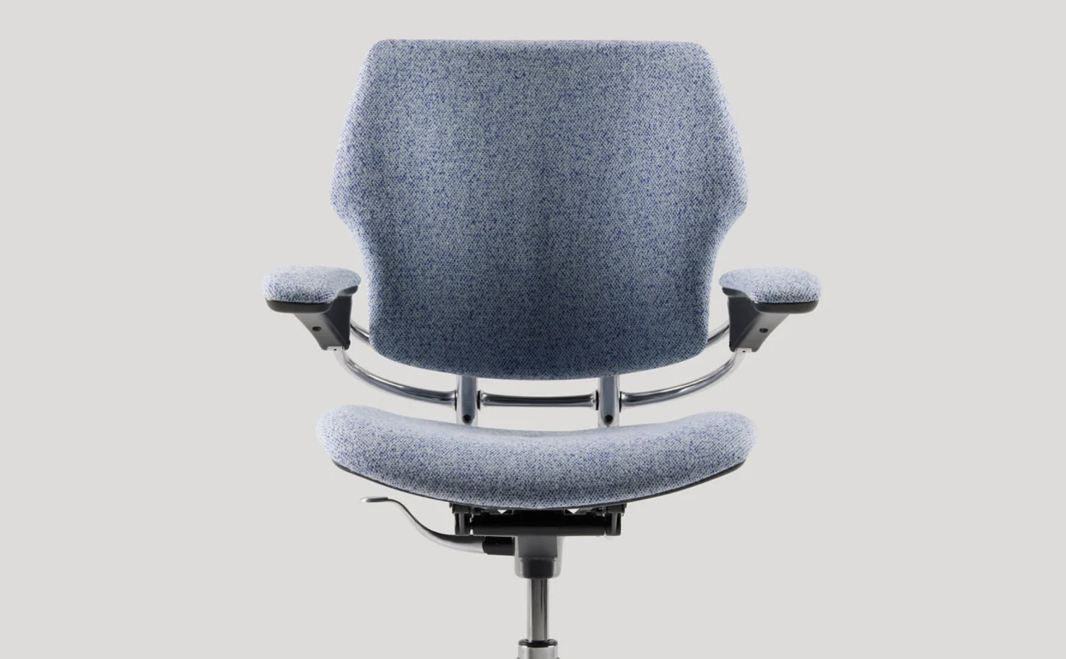Sedia Freedom di Humanscale in tessuto blu vista frontale, con meccanismo che si adatta al peso