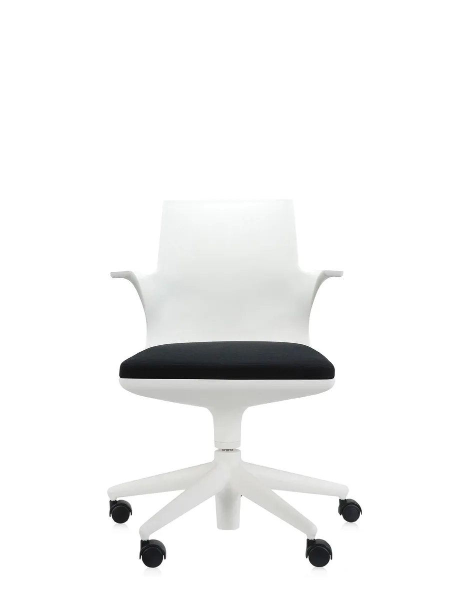 Spoon Chair di Kartell bianca con seduta nera e base a cinque razze, design Antonio Citterio