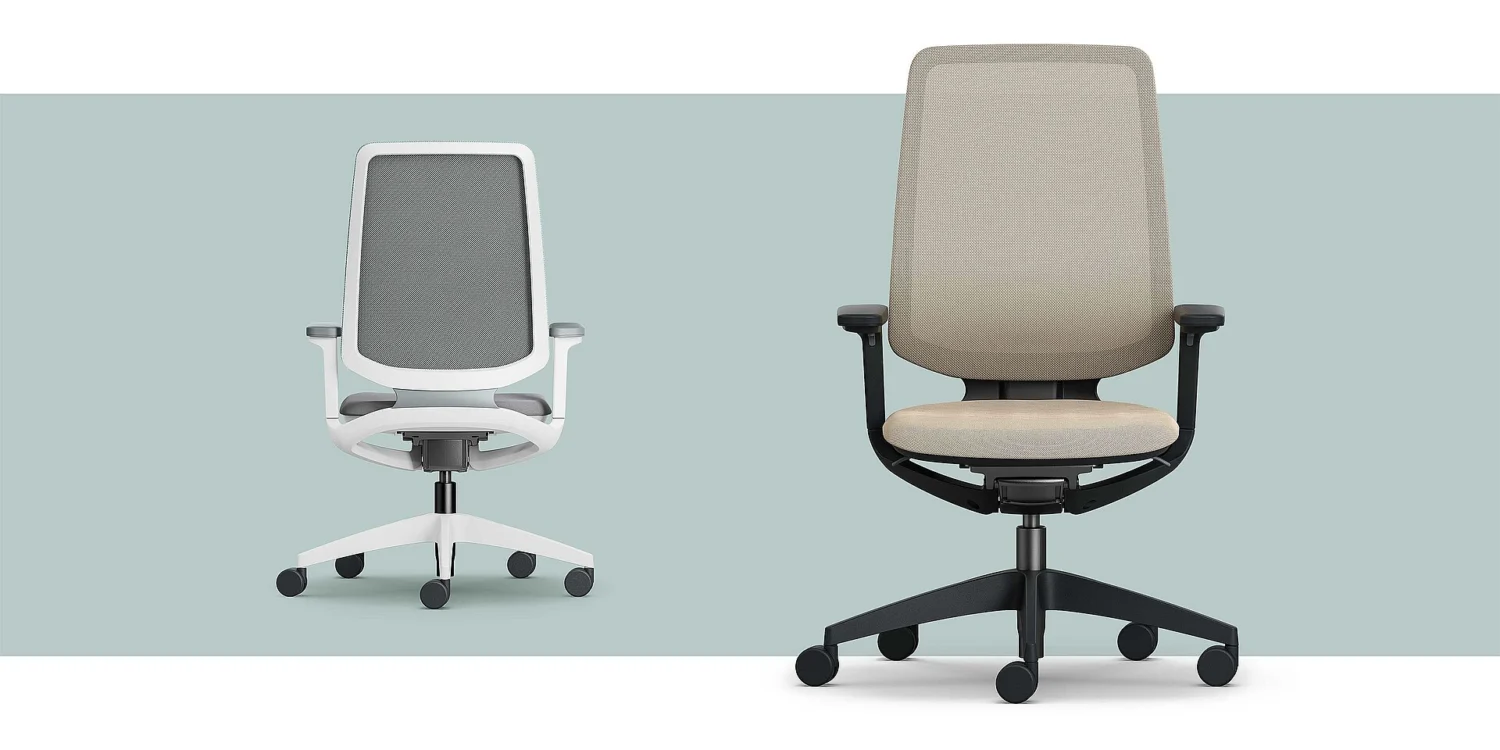Sedia operativa se:flex di Sedus con schienale in rete in un ambiente di coworking