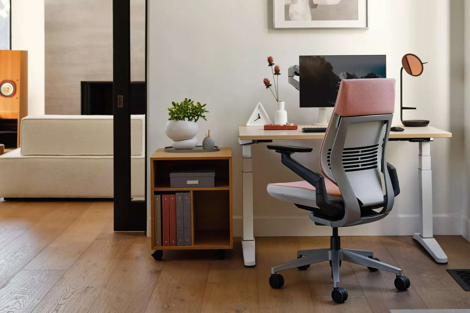 Sedia operativa Gesture di Steelcase con braccioli regolabili a 360 gradi in un ufficio ibrido