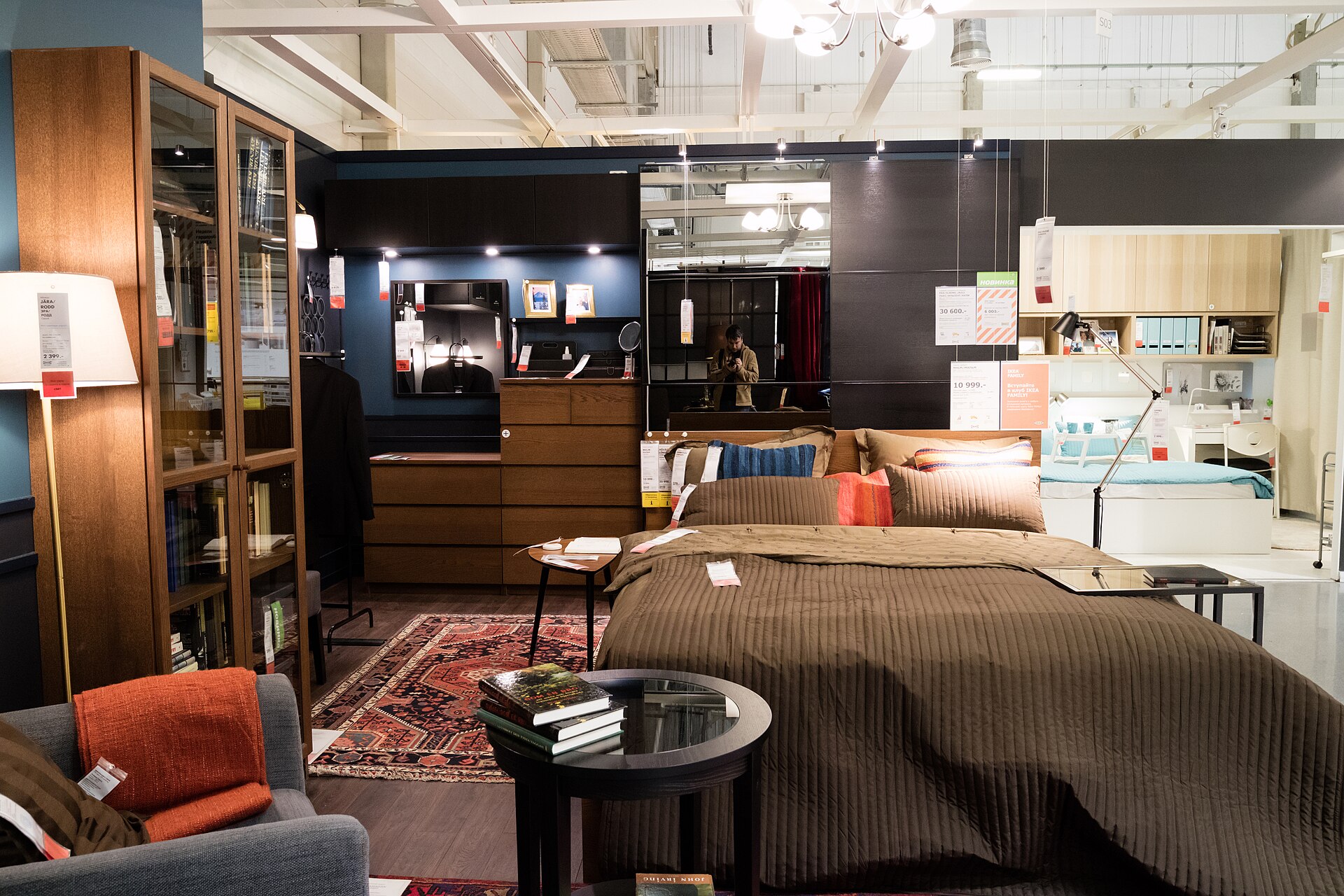 Showroom IKEA con ambienti domestici arredati lungo il percorso