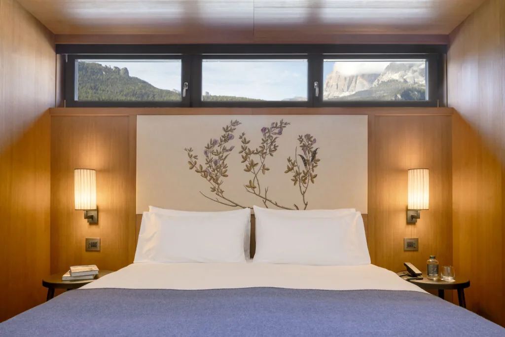 Camera da letto di una Tofane Suite con testiera botanica