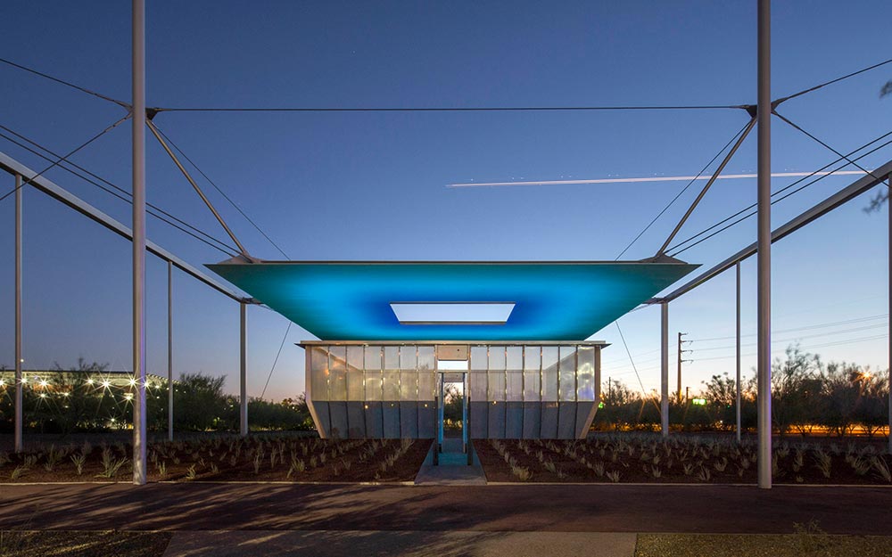 Air Apparent di James Turrell a Tempe, con copertura illuminata di blu e apertura sul cielo al crepuscolo