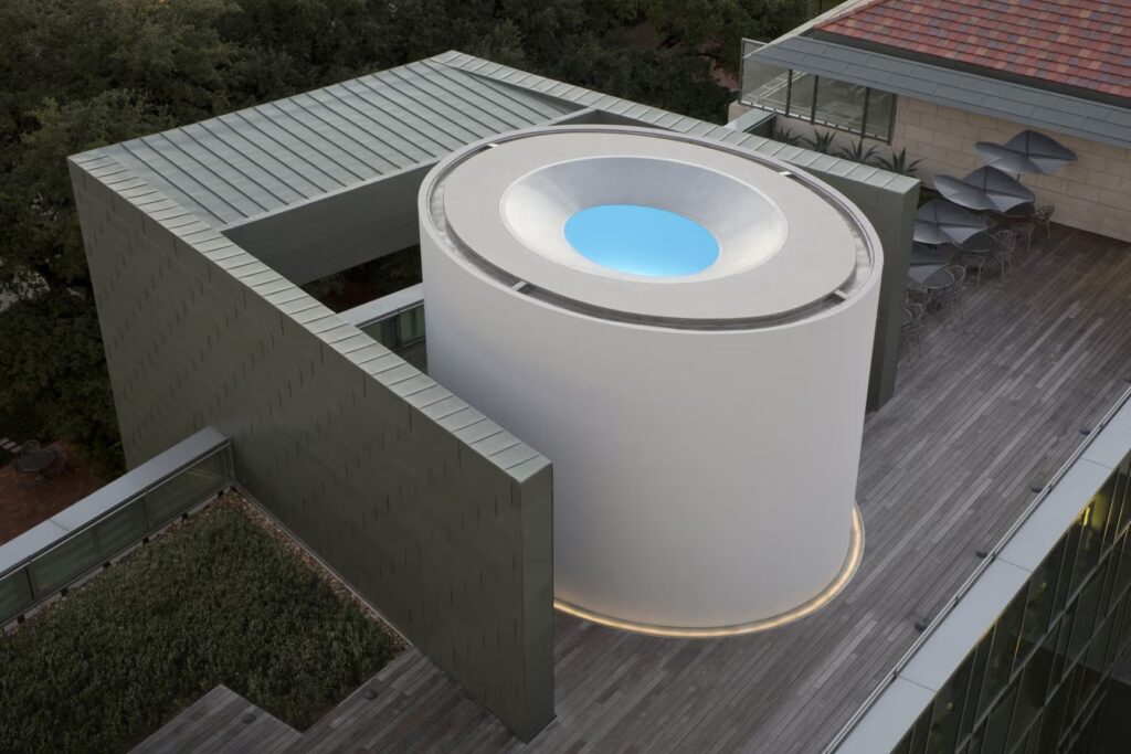 Vista dall’alto di The Color Inside di James Turrell, con apertura ovale illuminata di blu sul tetto