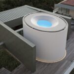 Vista dall’alto di The Color Inside di James Turrell, con apertura ovale illuminata di blu sul tetto