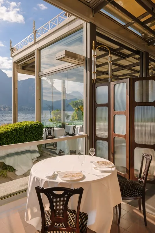Sala del ristorante Mistral al Grand Hotel Villa Serbelloni con vista lago