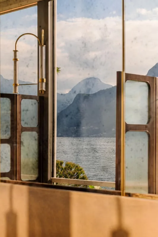 Dettaglio degli interni del ristorante Mistral con vista sulle montagne