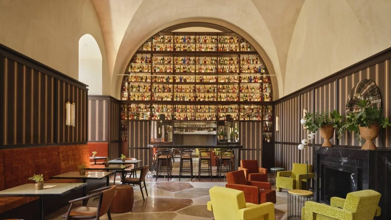 Bar di Vista Ostuni sotto una grande volta con bottigliera retroilluminata