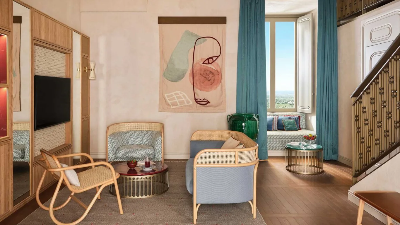 Junior suite di Vista Ostuni con arredi colorati e opere d’arte