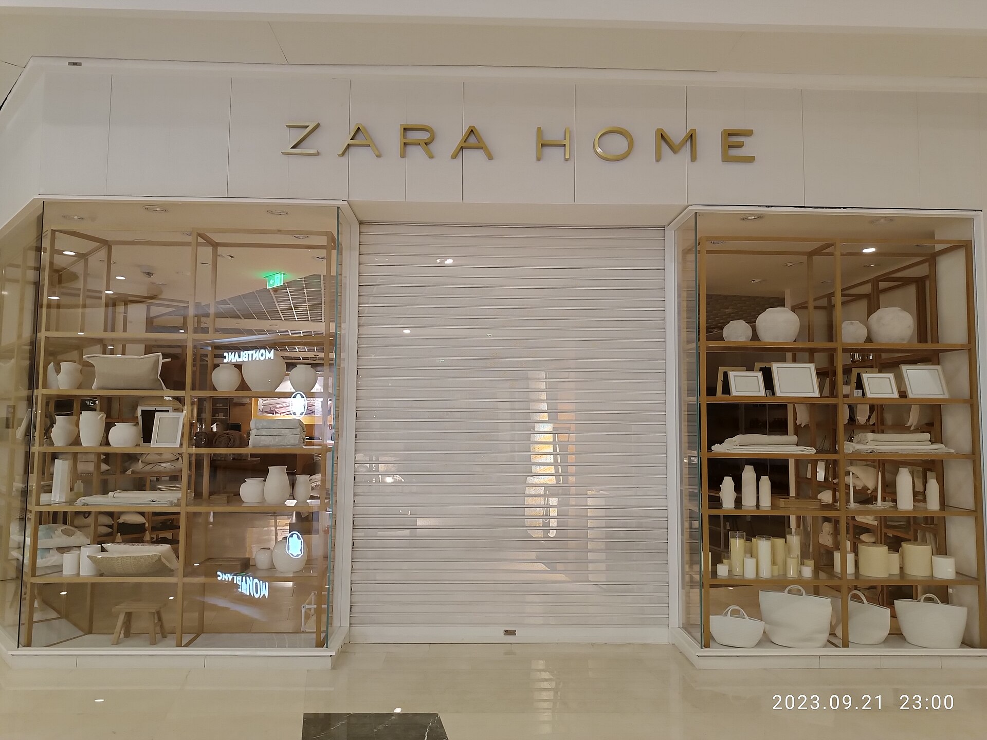 Vetrina di un negozio Zara Home con allestimento dai toni naturali