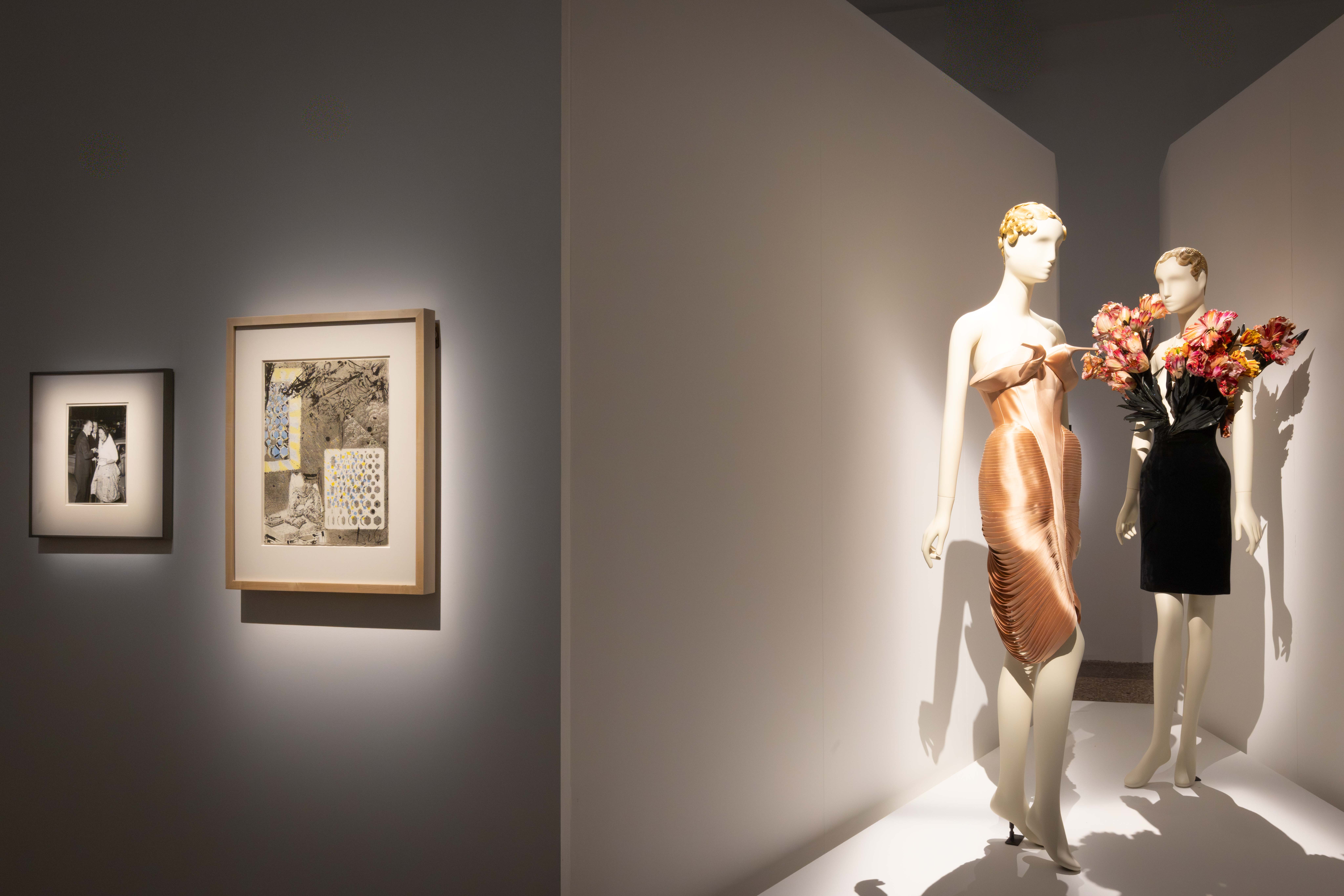 Percorso espositivo della mostra Dalí e la Moda a Palazzo Reale Milano, superfici neutre Novacolor