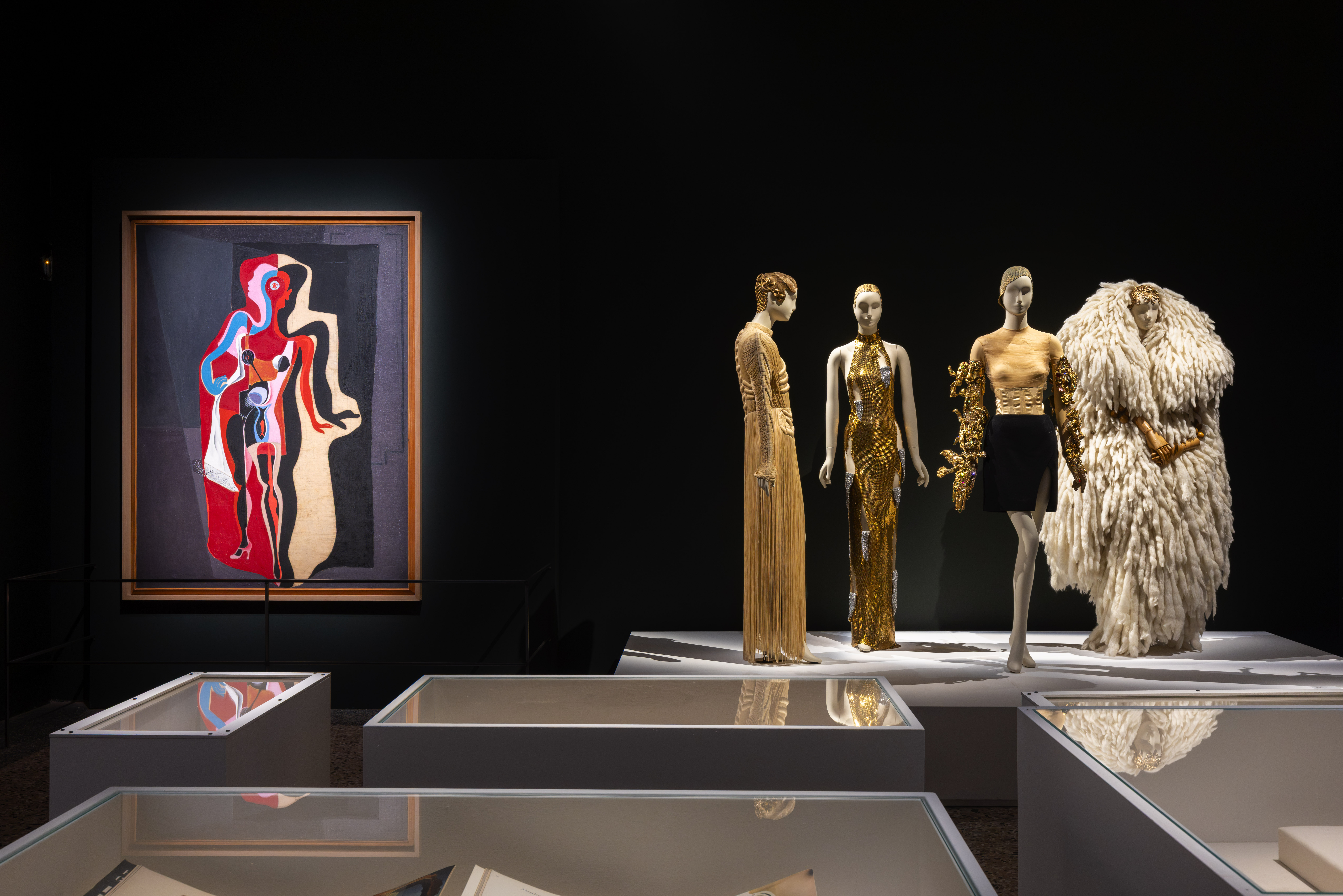 Opera di Salvador Dalí esposta a Palazzo Reale Milano, fondale scuro realizzato da Novacolor
