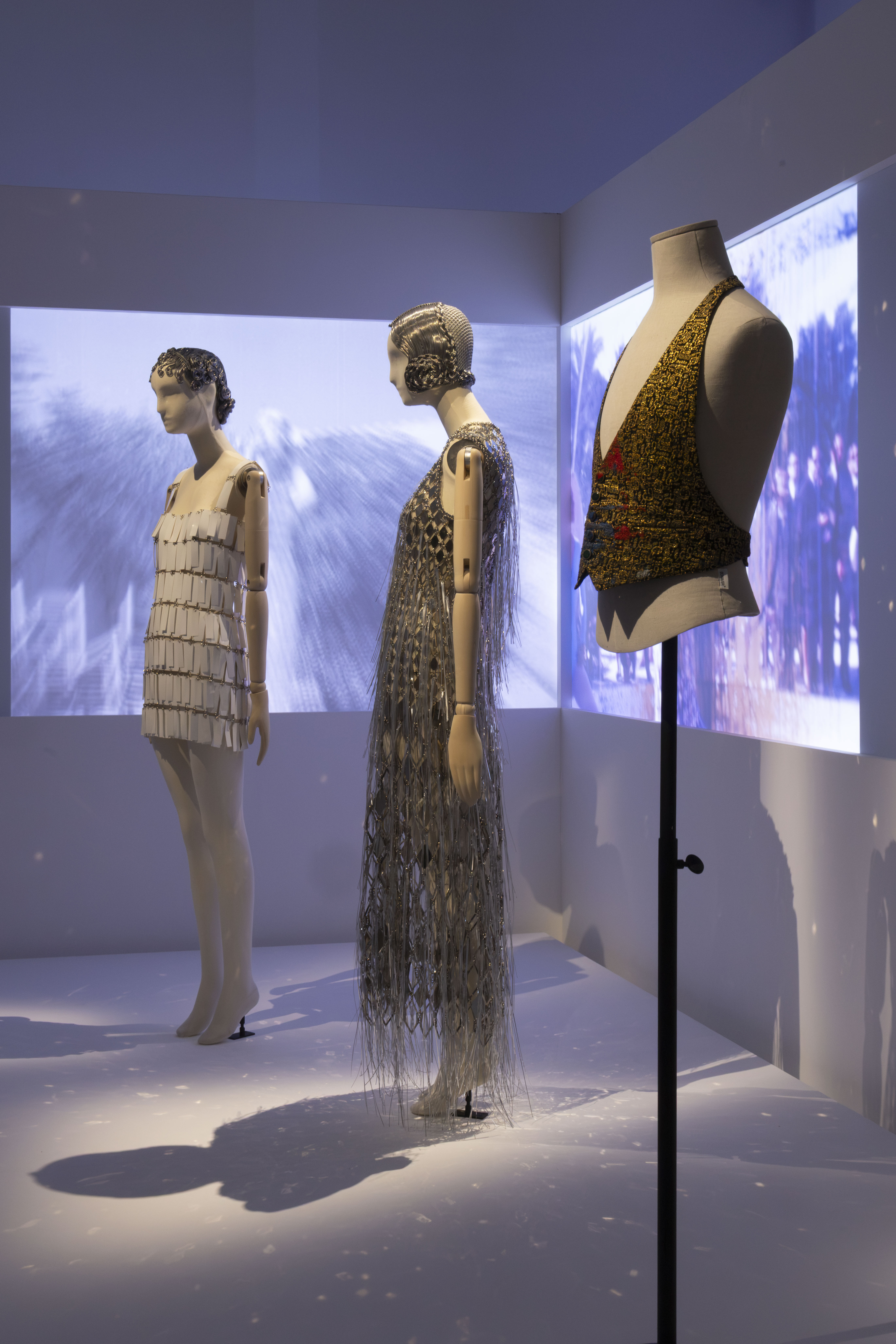 Allestimento della mostra Dalí e la Moda a Palazzo Reale Milano, abiti esposti su fondale video con le superfici Novacolor