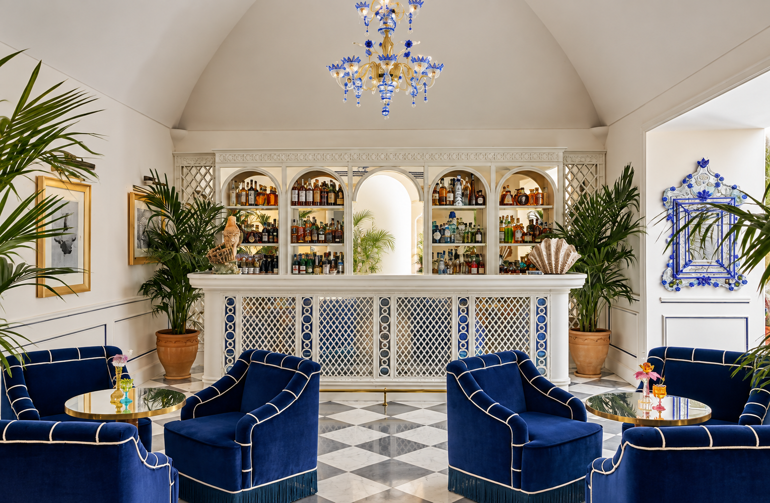 Lounge mediterraneo tra blu e oro Hotel Du Tasso Sorrento, interior design del bar