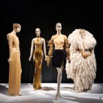 Abiti haute couture in mostra a Dalí e la Moda, Palazzo Reale Milano, fondali Novacolor