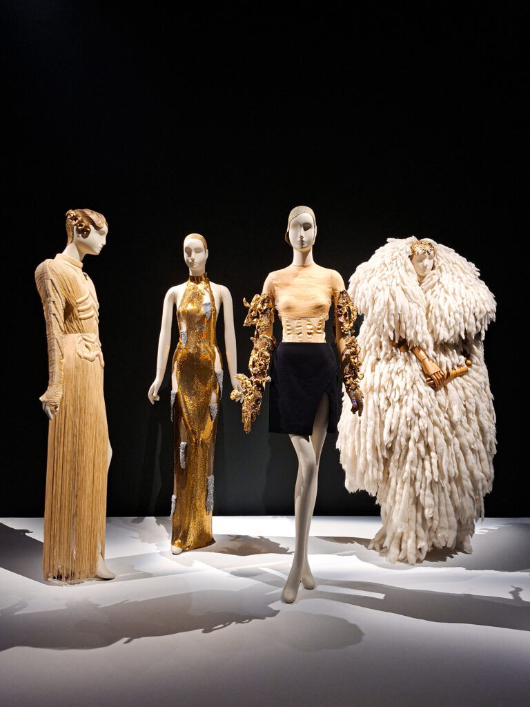 Abiti haute couture in mostra a Dalí e la Moda, Palazzo Reale Milano, fondali Novacolor