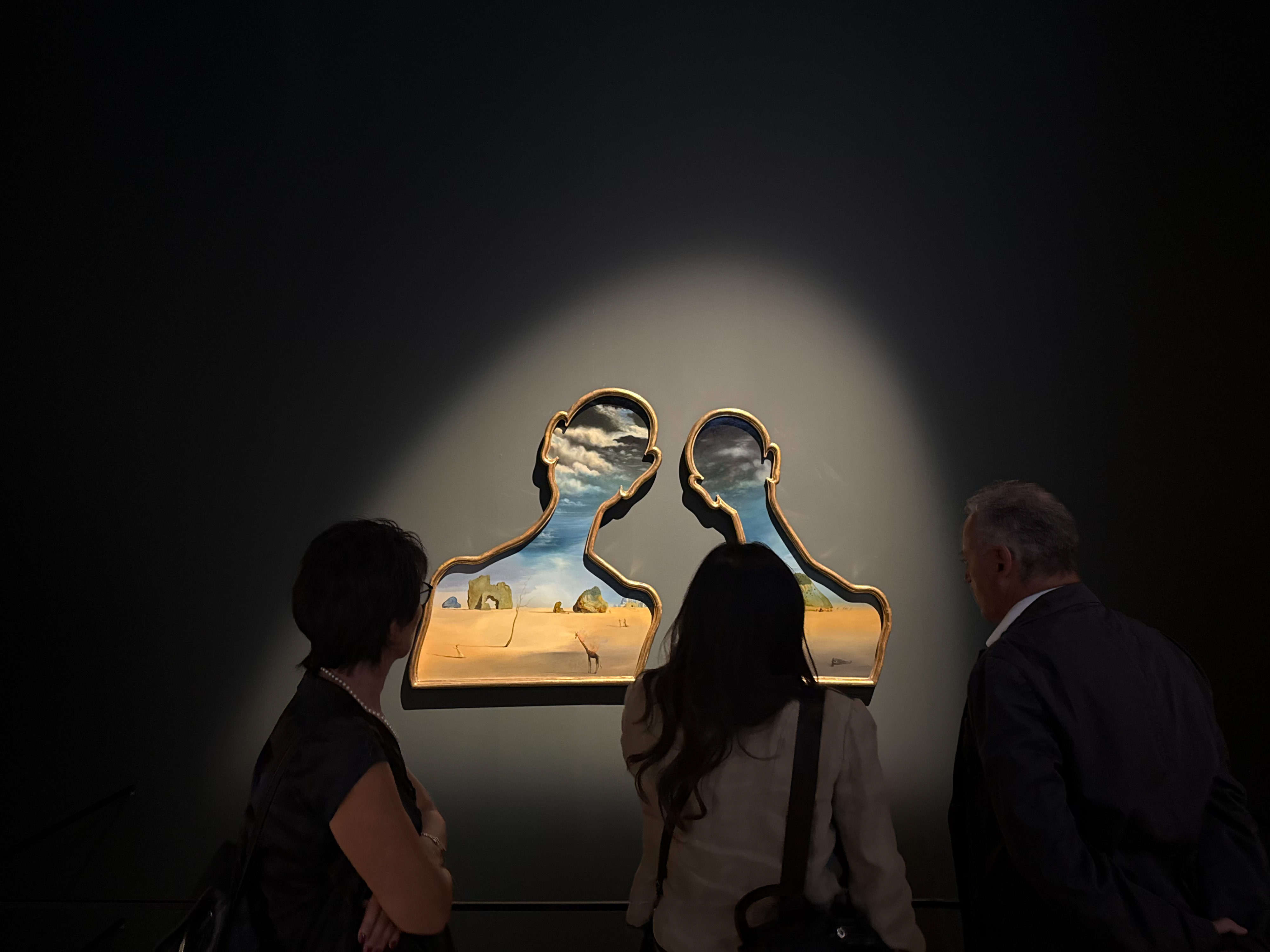 Visitatori osservano un'opera di Dalí alla mostra Dalí e la Moda, Palazzo Reale Milano, allestimento Novacolor