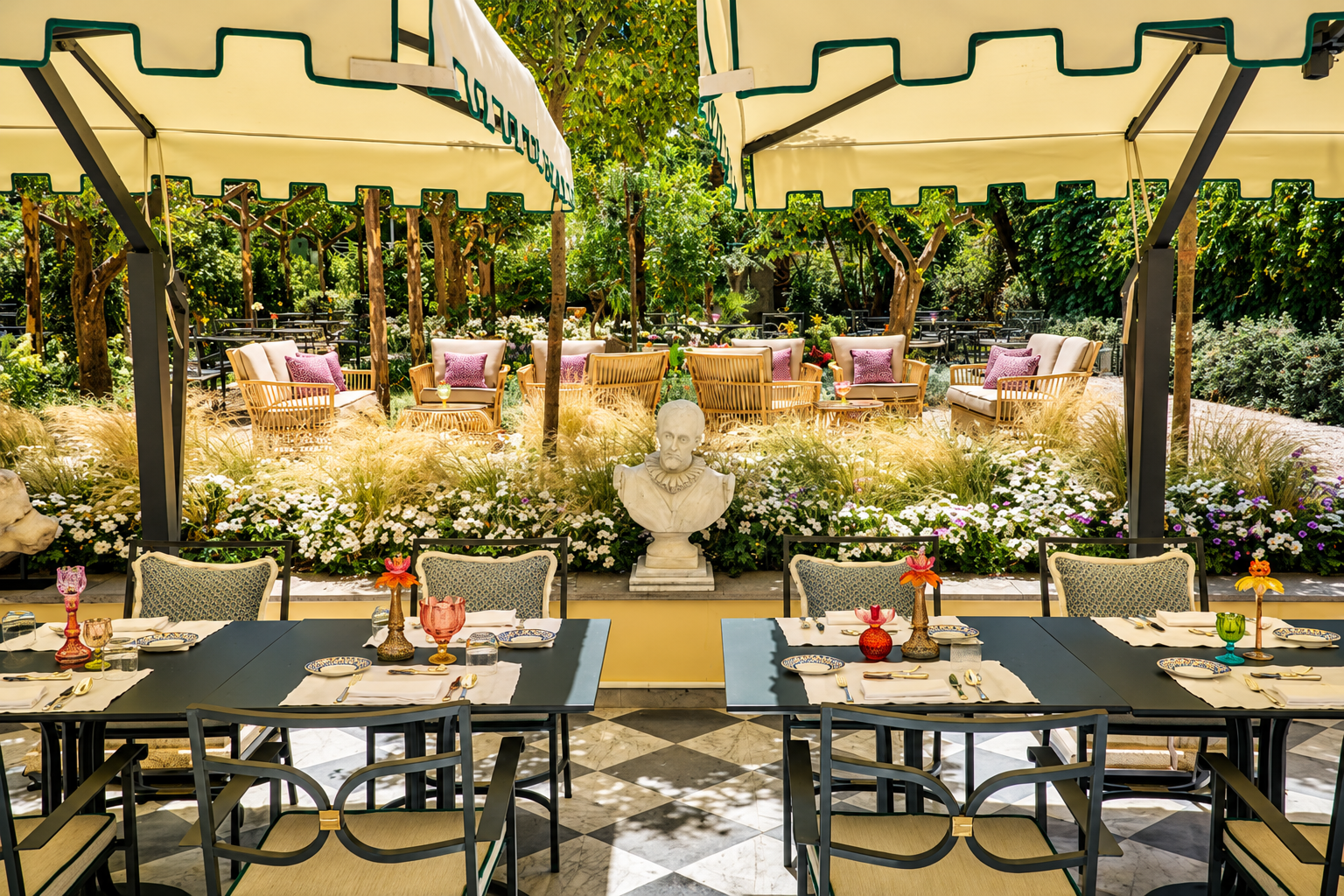 Terrazza mediterranea tra fiori e tavole eleganti
