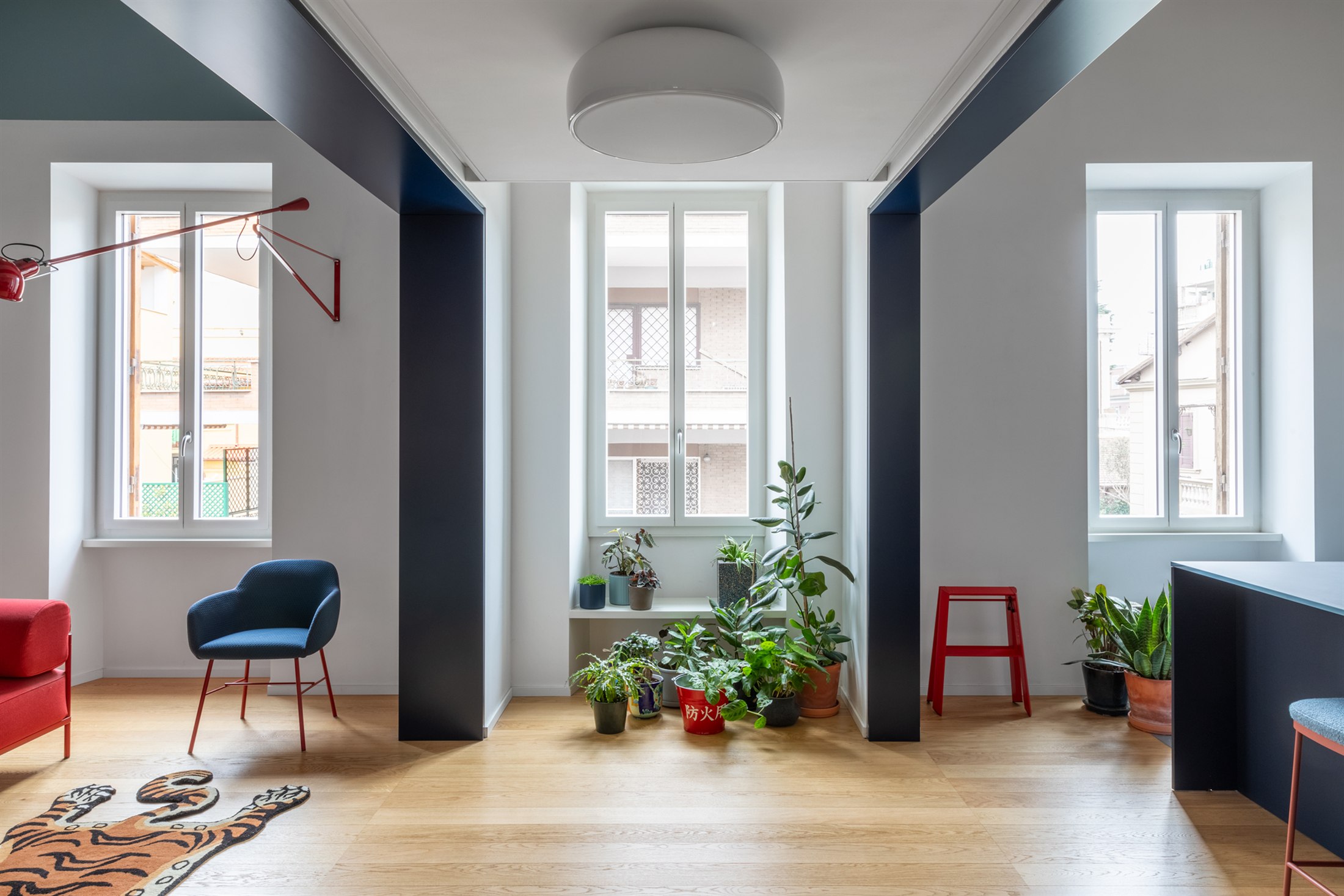 Zona giorno di A12 Apartment con libreria e portali blu